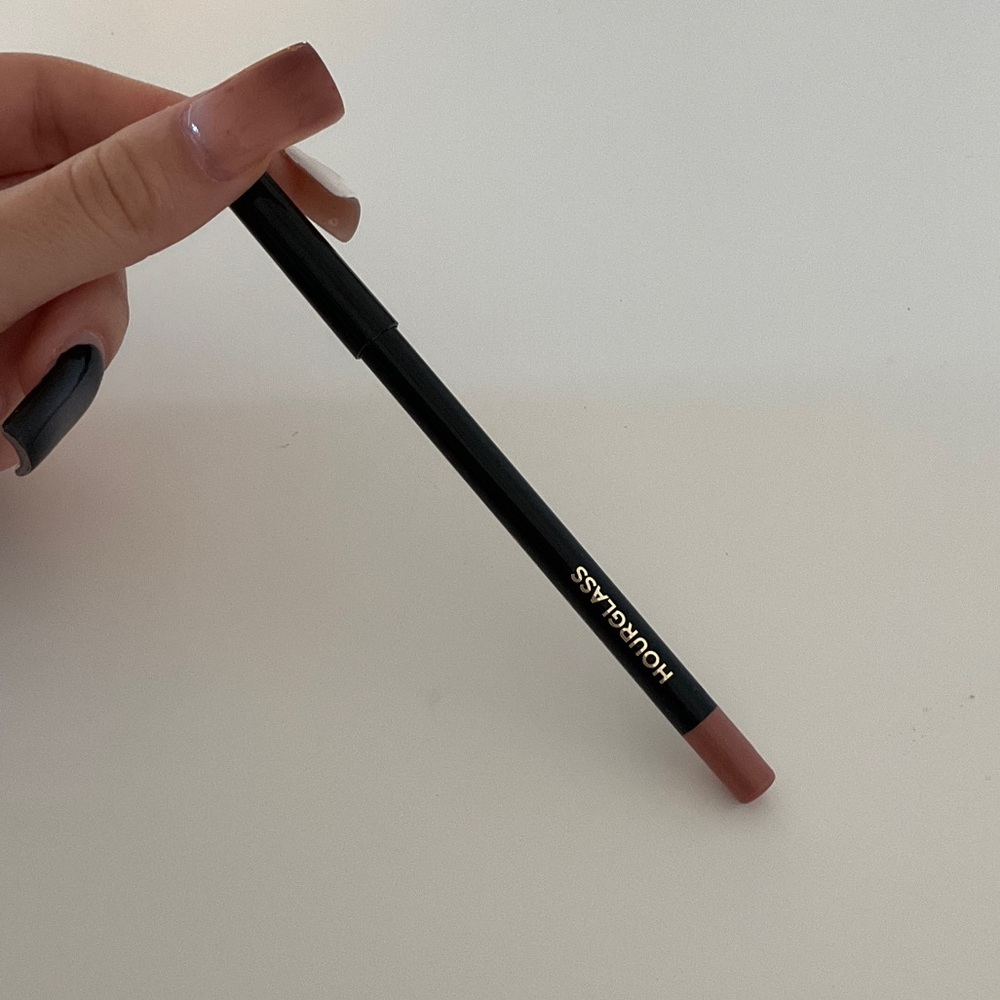 Hourglass Shape & Sculpt Lipliner in “Expose 1”